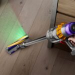 مكنسة دايسون اللاسلكية الذكية بتقنية الليزر وقوة الشفط الخارقة - Dyson V15 Detect Absolute